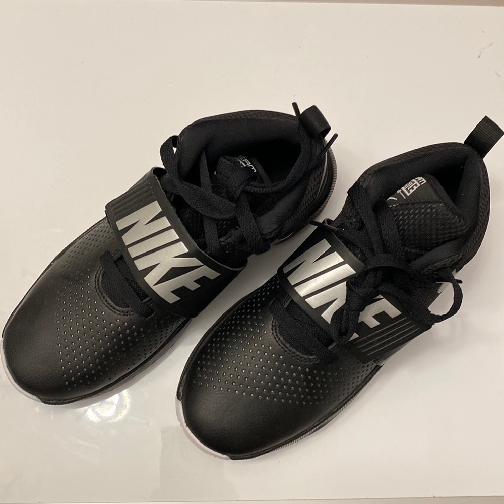 Nike Unisex-Child Team Hustle D 8 (Gs) Basketball Shoe Boys Size 6 Blk/Wht NWB